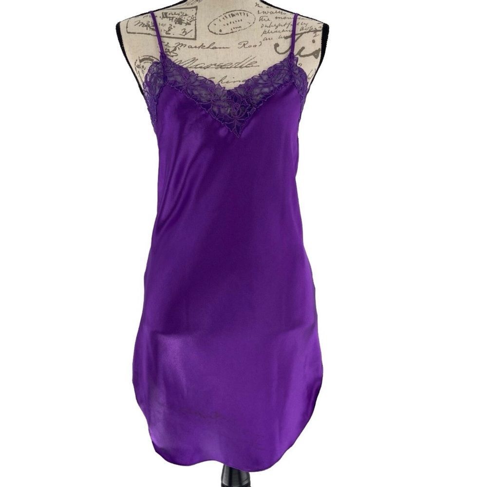 Vintage VS Gold Label Purple Embroidered Floral Lace Chemise Nightgown Slip
